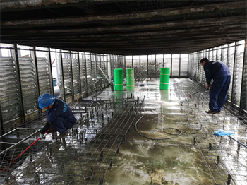 Use a high-pressure water gun to clean the cooling tower chassis