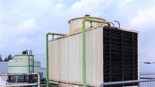 What are the advantages and characteristics of dry cooling towers