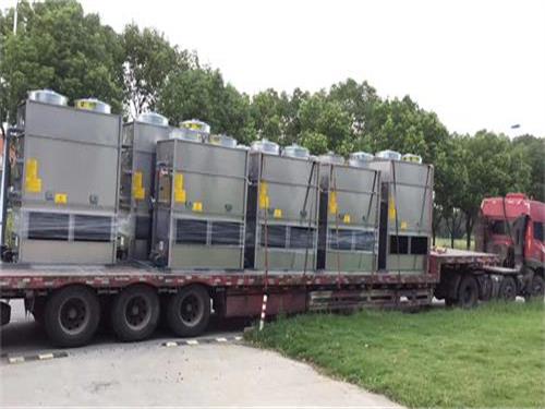 What are the differences between closed cooling towers and open cooling towers?