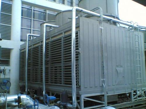 What are the precautions for cleaning and maintenance of closed cooling towers