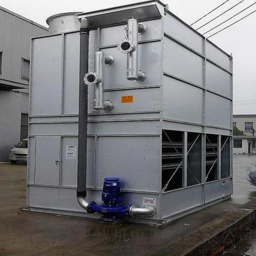 What are the advantages and disadvantages of countercurrent closed cooling towers