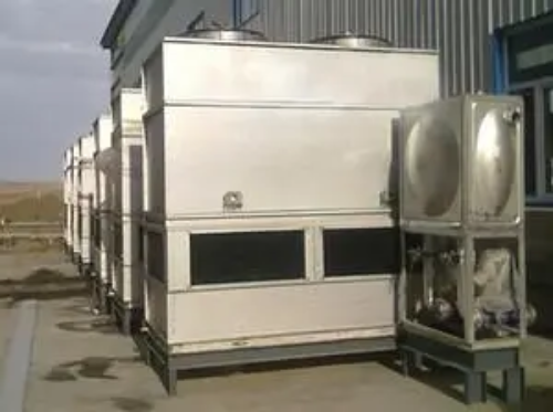 Closed-type cooling tower with small floating rate, closed-type circulating cold water tower
