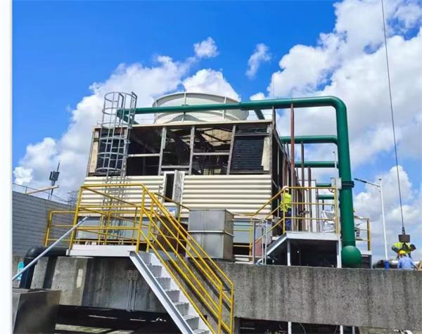 What is the difference between a closed cooling tower and a freezer?