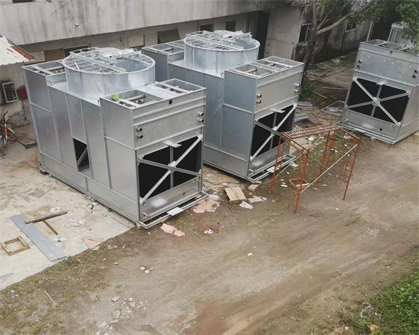 What is the working principle of a closed cooling tower