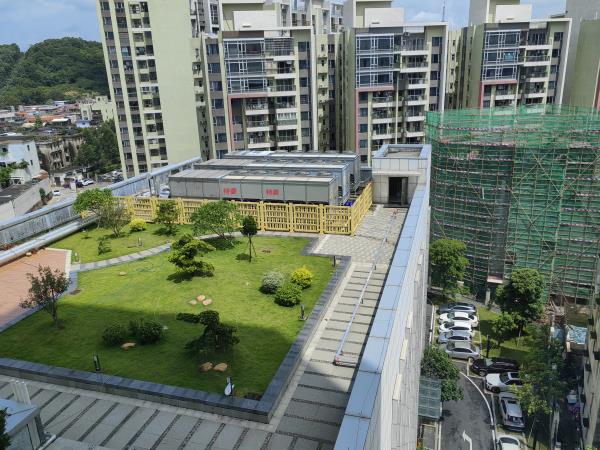 What are the factors that affect the cooling effect of closed cooling towers?