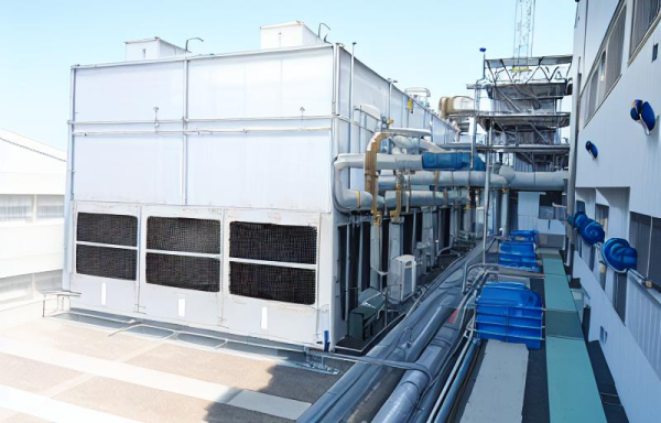 Why are cross flow closed cooling towers so popular