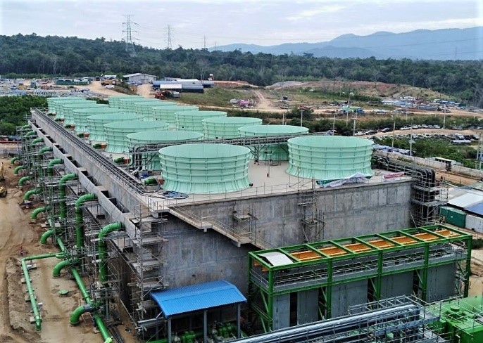 What is the impact of temperature on the selection of cooling towers?